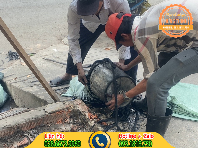 Đ&agrave;o đường cống tho&aacute;t nước TPHCM.